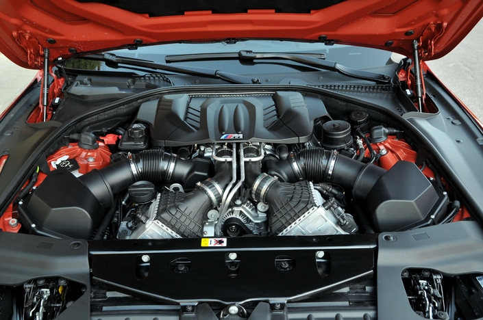 Très solide, le V8 S63 de la BMW M6 biturbo doit être soigneusement entretenu car de par l'emplacement de ses turbos, ça chauffe beaucoup sous le capot.