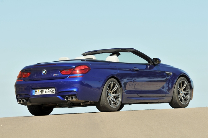 Dès 2012, la BMW M6 est proposée en cabriolet, codé F12. Il a le bon goût de conserver une capote en toile.