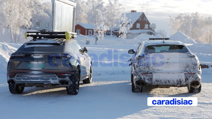 À l’arrière on voit également les différences qui sont localisées au niveau des ailes (ouïes de débourrage), du bouclier avec un nouveau diffuseur, le bouclier voit également son design modifié tandis que le bas du hayon bénéficie de quelques retouches.