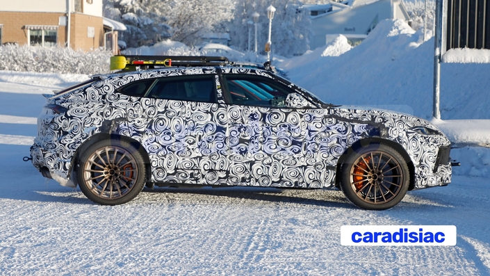 En Scandinavie, le Lamborghini Urus SE Performante poursuit ses essais sur la neige. On voit ici les jantes très ajourées et le système de freinage avec des disques en céramique carbone/céramique et de grands étriers de frein.