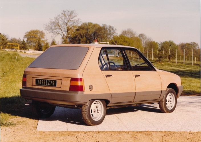 A l'arrière, la proposition de Godfroy pour le restyling de la Visa évoque étrangement la Seat Ibiza, qui sortira quatre ans plus tard. Mais elle suppose trop de modifications et ne sera pas retenue. Photo : archives Gérard Godfroy