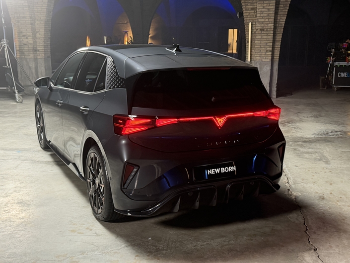 Comme sur le Terramar et sur les Leon et Formentor restylés, le bandeau lumineux arrière intègre désormais le badge Cupra.