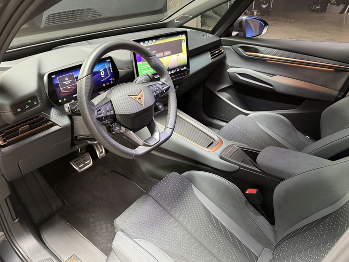 Fini les boutons tactiles compliqués sur le volant. Et l'interface de la tablette tactile centrale passe au logiciel Android Automotive de Google.