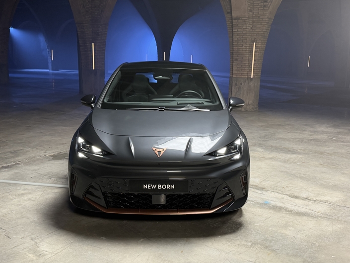 La Born ressemble toujours à un monospace compact. Mais avec des détails de style très agressifs.