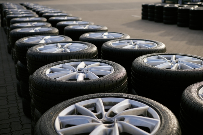Six pneumatiques sortent du lot dans le dernier test du TCS, mais pas pour les mêmes raisons