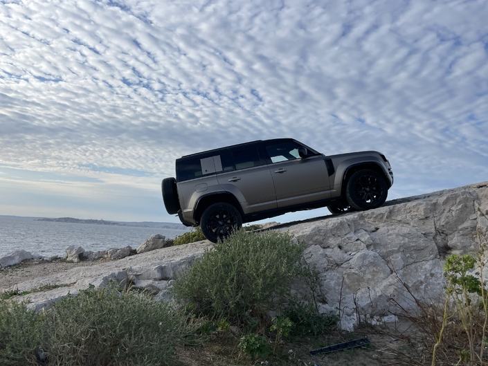 Vous êtes plutôt Mercedes Classe G ou Land Rover Defender Octa en cas de fin du monde ?