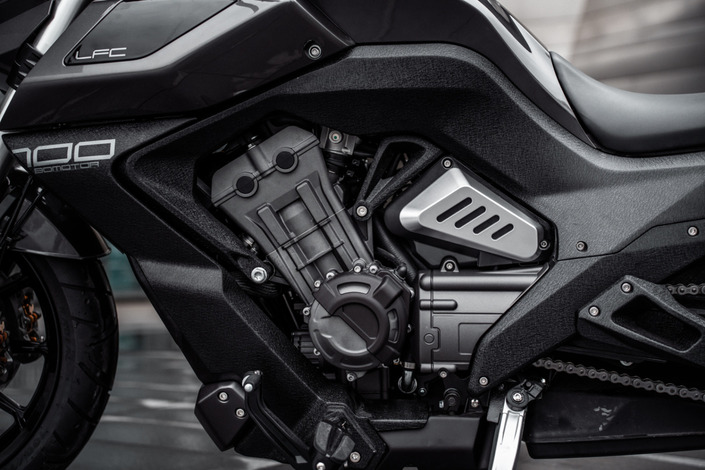 Le power cruiser chinois Benda LFC 700 muscle son jeu avec une version Pro disponible en France