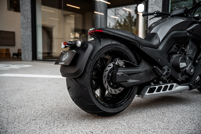 Le power cruiser chinois Benda LFC 700 muscle son jeu avec une version Pro disponible en France