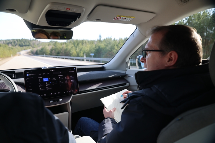 Malheureusement, interdit de conduire soi-même, nos impressions sont donc celles d’un passager, avant les vrais essais qui auront lieu en septembre 2026. C’est dommage, mais… mieux que rien.