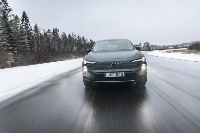 Les 510 ch de notre version d’essai P10 donnent des performances déjà bien trop inutiles pour le commun des mortels. Les versions thermiques côté XC60 sont larguées.