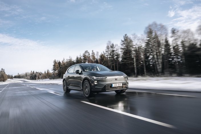 La neige avait fondu le jour de notre venue, mais quelques jours avant, elle était bien là sur le circuit de test bien gardé d’Hällered.