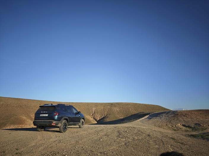 Le désert d’Agafay offre des décors somptueux, dans lesquels ce SUV compact au style affirmé trouve parfaitement sa place.