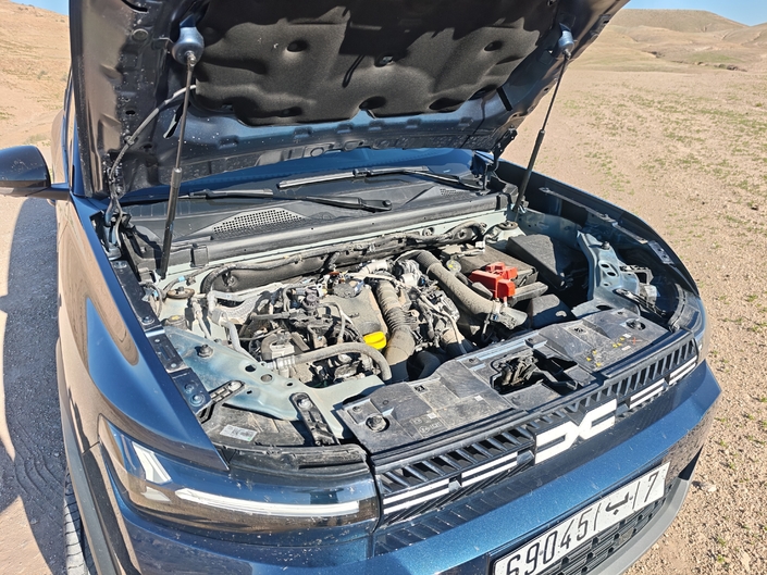 Voici LA raison de notre présence au Maroc : le moteur diesel qui se trouve sous le capot, et qu’on ne trouve qu’au Maroc. Un bloc 1.5 dCi 115 ch, en boîte mécanique et transmission 4x2 uniquement.