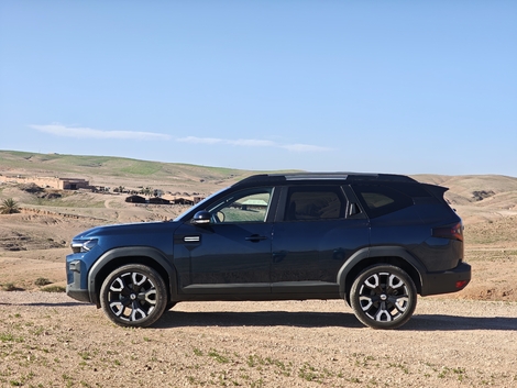 Le profil est bien plus étiré. Logique, vu les 23 cm de plus en longueur par rapport au Duster qui lui sert de base. Mais le Bigster reste équilibré.