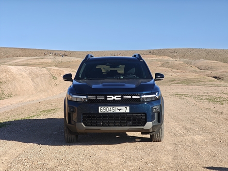 La face avant ressemble beaucoup à celle du Duster : optiques et calandre identiques, mais le bouclier est peint couleur caisse.