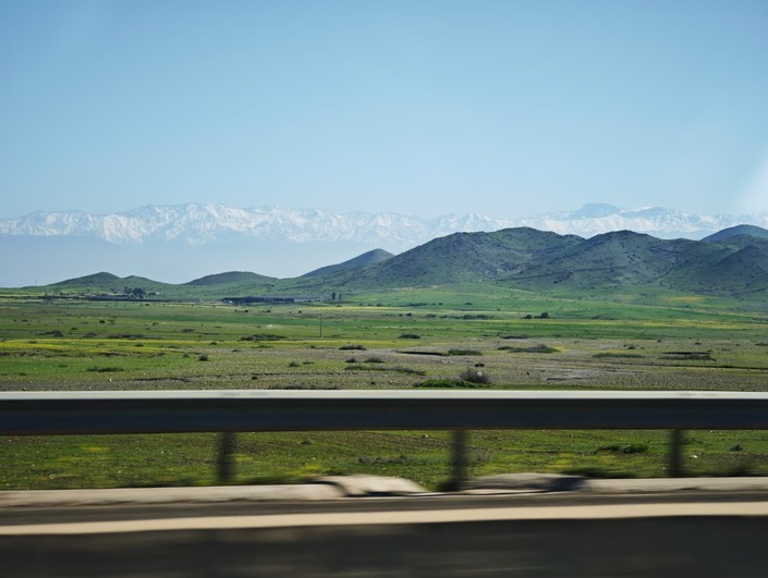 L’arrivée sur Marrakech nous en met plein les yeux, avec ici au fond les montagnes enneigées du Haut Atlas. Grandiose.