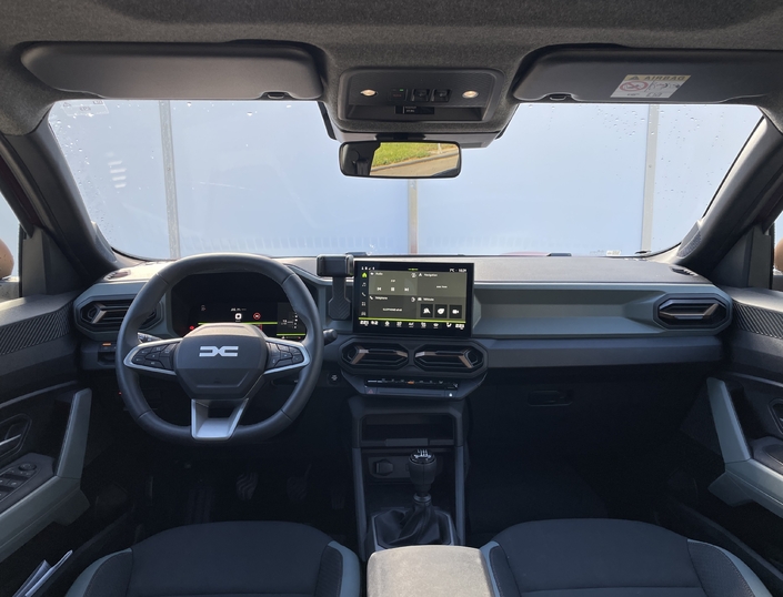 L’habitacle est identique à celui du Duster. Seule l’inscription en face du passager disparaît. La qualité des matériaux est moyenne, mais les assemblages solides. L’instrumentation numérique 10 pouces est spécifique au Bigster.