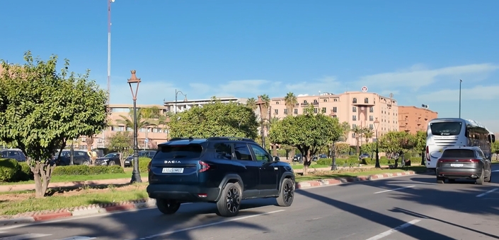 En ville, la consommation passe au-dessus des 6 litres, là où la version full hybrid reste autour de 5 litres. Mais l’agrément et la maniabilité restent de bon niveau, et le diesel est souple et toujours assez discret.