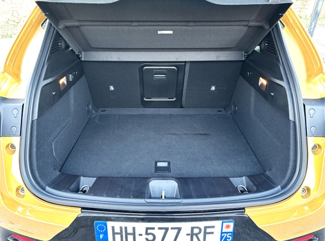 Le coffre atteint la valeur correcte de 500 dm3 ici, et dispose d’un plancher réglable en hauteur.