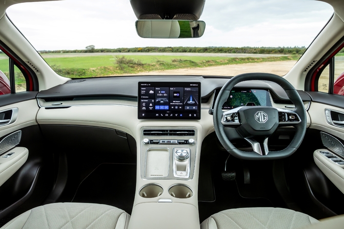 À première vue, l’intérieur semble soigné, mais à vérifier lors du premier essai.