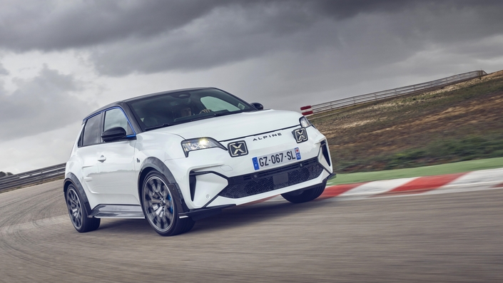 Avec la bonification "batterie européenne" du coup de pouce CEE, l'Alpine A290 s'affiche jusqu'à encore 1 910 € moins cher.