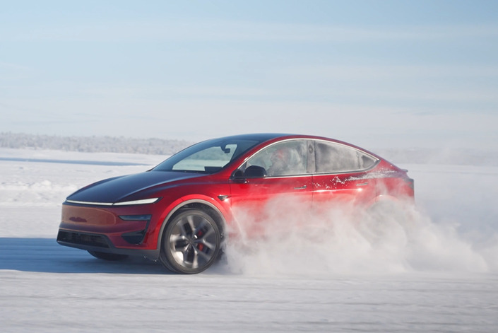 Avec 460 ch répartis sur les quatre roues, le Model Y Performance ne manque pas de ressource. Les différentes voitures essayées ne proposaient pas toutes les mêmes modes de propulsion ou d’assistance à la conduite, certaines étant plus permissives que d’autres.