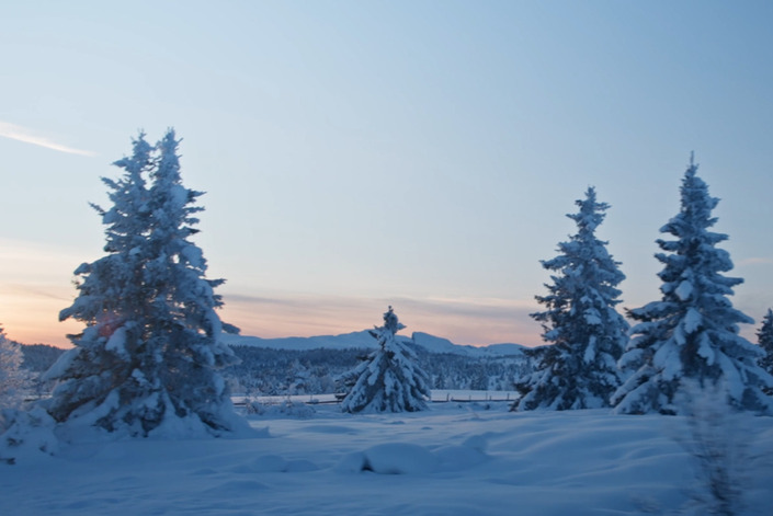 Peut-on vraiment prendre du plaisir en électrique ? Nous avons tenté l’expérience sur un lac gelé au volant d’une Tesla