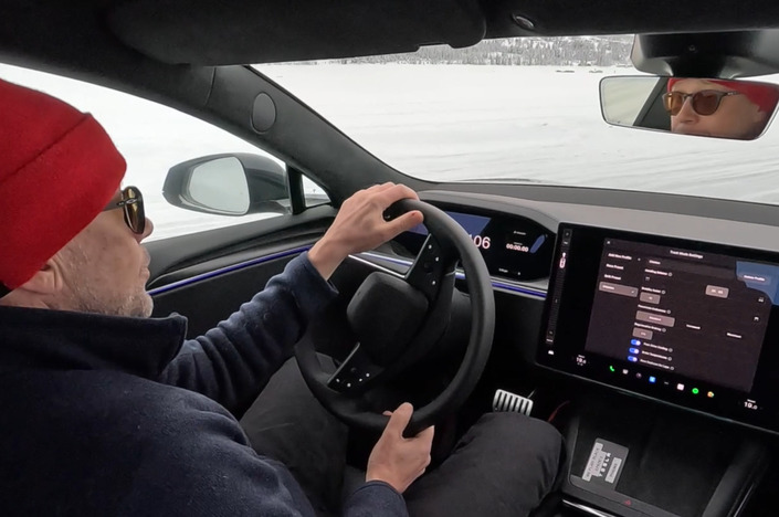Pour Christian, notre instructeur du jour, placer cette Model S Plaid dans cette posture à cette vitesse n’est qu’une simple formalité.