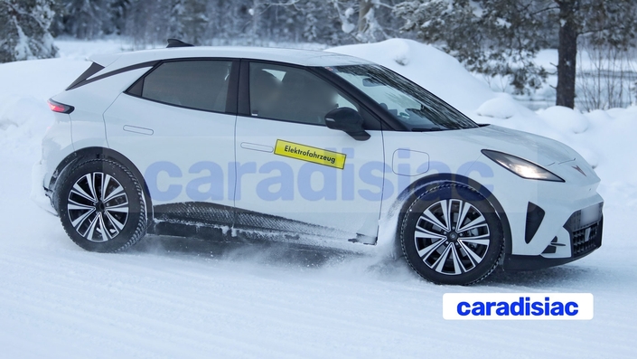 Absence de camouflage pour la petite Cupra Raval qui existera en version VZ de 226 ch. Un modèle qui viendra se frotter à l’Alpine A290 de 220 ch. La période de mise au point touche à sa fin et la Cupra Raval devrait rapidement être dévoilée officiellement.
