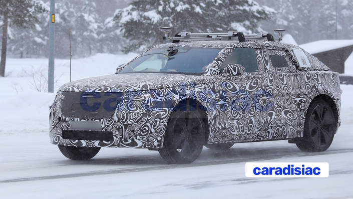 Le Range Rover Velar pour ses essais sur les routes scandinaves est encore recouvert d’une couverture adhésive. On distingue cependant sur cette vue de trois-quarts le profil en « coin » de la ceinture de caisse, les épaules marquées, le pare-brise très incliné et le vitrage latéral dont la hauteur est réduite.