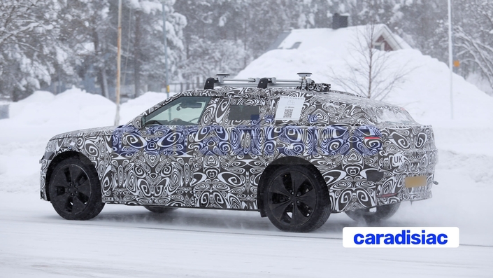 Profil de coupé cinq portes pour ce modèle qui sera commercialisé en 2027. Il viendra aux côtés d’un Range Rover Velar thermique qui va poursuivre sa carrière pendant encore un petit bout de temps. Le nouveau Range Rover Velar électrique devrait séduire par son allure dynamique et son architecture 800 volts qui permettra des temps de recharge courts.