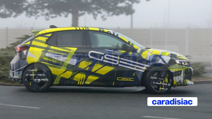 L’Opel Corsa GSE devrait afficher une allure plus dynamique que l’Opel Corsa « normale ». On distingue sur ce prototype camouflé, les excroissances d’ailes, le becquet de toit imposant, les bas de caisse modifiés et les jantes spécifiques.