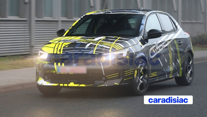 Semblant émerger de la brume, la petite Opel Corsa GSE va dynamiser la gamme du constructeur allemand. Après l’Opel Mokka GSE, la marque à l’éclair installe à nouveau, un électromoteur de 280 ch dans le compartiment moteur d’un de ces modèles.