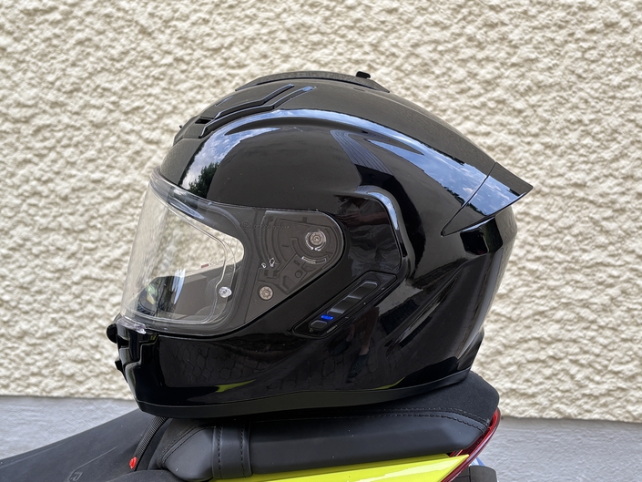 Avec sa technologie de réduction de bruit et son intercom intégré, le Sena Phantom ANC est-il vraiment le casque de demain, nous l’avons testé.