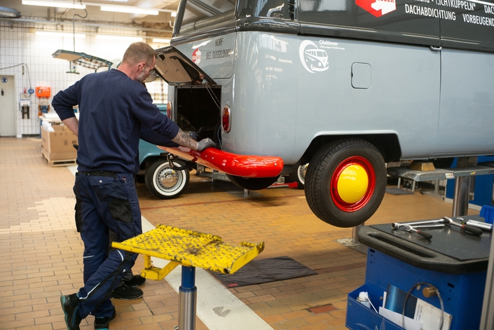 Huit mécaniciens redonnent vie aux Combis fatigués.