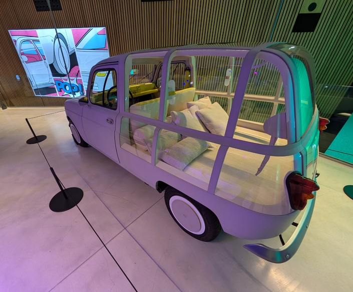 SUITE N°4 de Mathieu Lehanneur (2021) Réalisé dans le cadre des célébrations du soixantième anniversaire de la Renault 4 ©LBDB