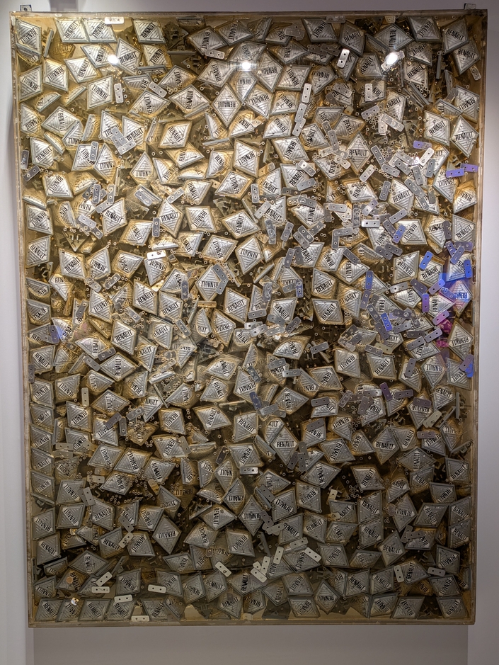 Accumulation Renault n°115 (1967) d'Arman, composée de logos Renault sous plexiglas (150 × 200 cm), œuvre emblématique de son travail sériel autour de l'objet manufacturé.©LBDB