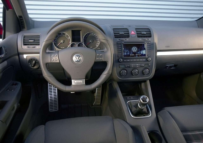 Rationnelle avant tout, la VW Golf V GTI oublie de soigner sa présentation comme ses matériaux. On dirait la grisaille de la Ruhr ! Mais sa fonctionnalité reste remarquable.