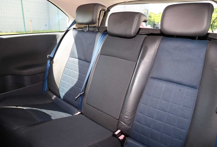 Banquette confortable dans la Renault Mégane II RS, mais l'espace semble un peu confiné.