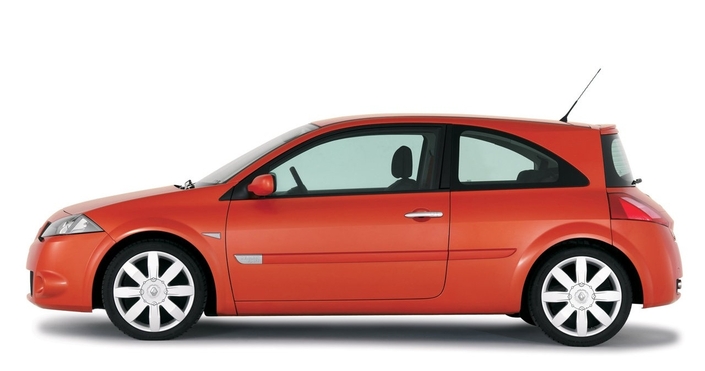 Ligne très particulière pour la Mégane RS, venant d'une époque où chaque nouvelle Renault était un manifeste de style, ici en 2004.