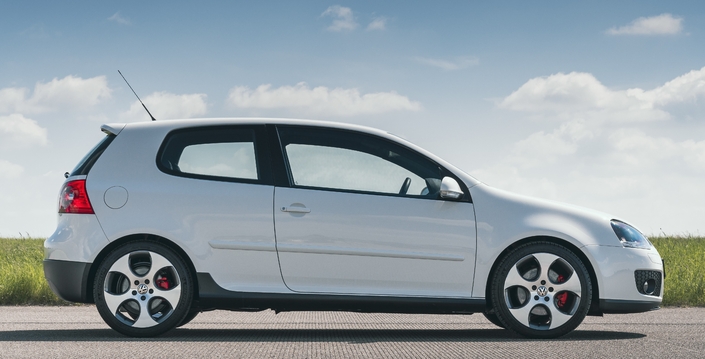 Au contraire de sa rivale, la VW Golf V GTI reste formellement classique alors que par sa hauteur, elle se donne presque des airs de monospace. Ici en 2004.