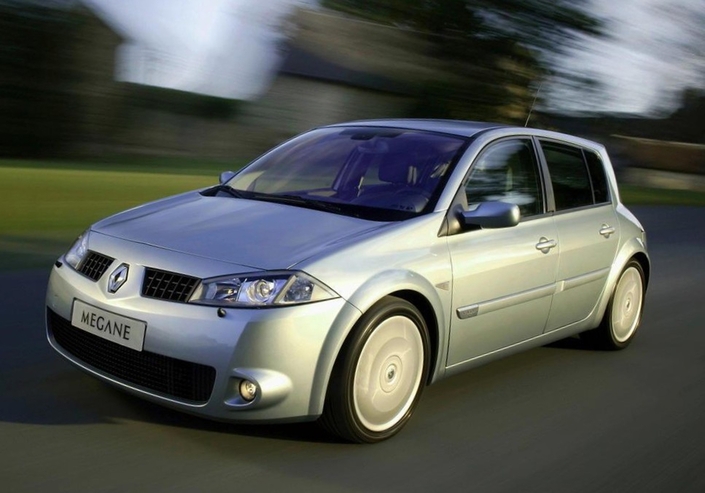 Même si son moteur manque un peu d'éducation, la Renault Mégane II RS gratifie d'un grand agrément de conduite, par son punch et sa précision.