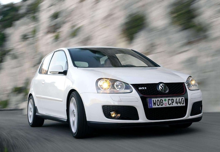 Moteur doux, vif et performant, comportement malléable, belle efficacité, la VW Golf V GTI cumule les qualités, mais manque un peu de caractère.