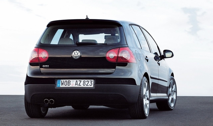 A part les boucliers, la VW Golf V GTI n'a rien de bien différent des autres versions : la discrétion, c'est son crédo.
