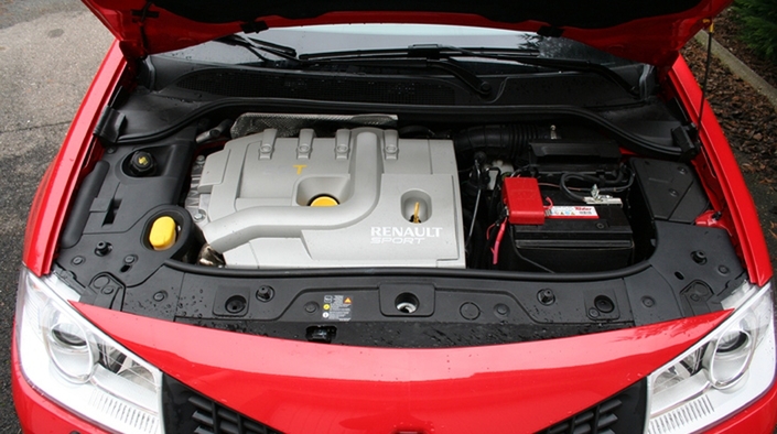 Très costaud, le moteur de la Renault Mégane II R, ici en 2006, ne pâtit d'aucune faiblesse particulière.