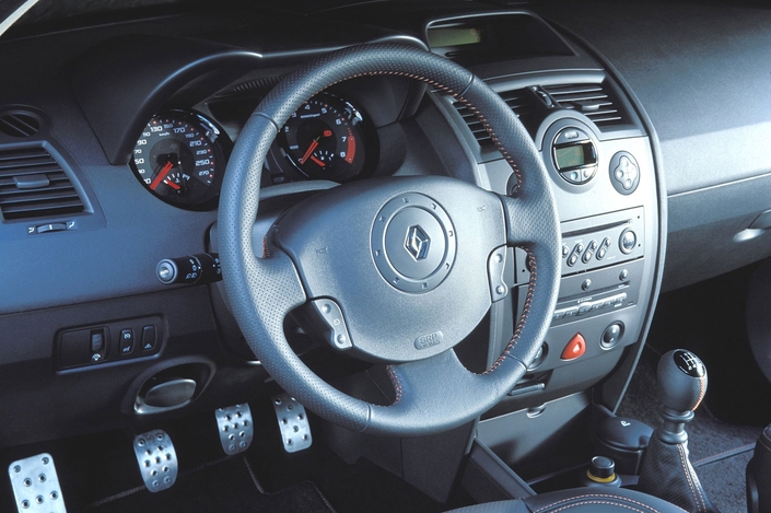 Présentation avenante et matériaux de bonne qualité pour la Renault Mégane II RS, même si l'instrumentation demeure succincte. La commande de régulateur de vitesse est une ode à la non-ergonomie...