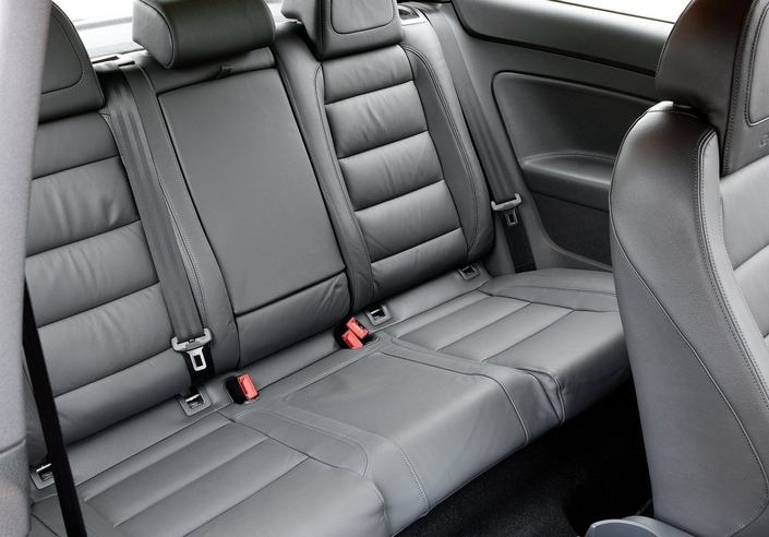 Belles places arrière dans la Volkswagen Golf V GTI, où l'espace abonde.