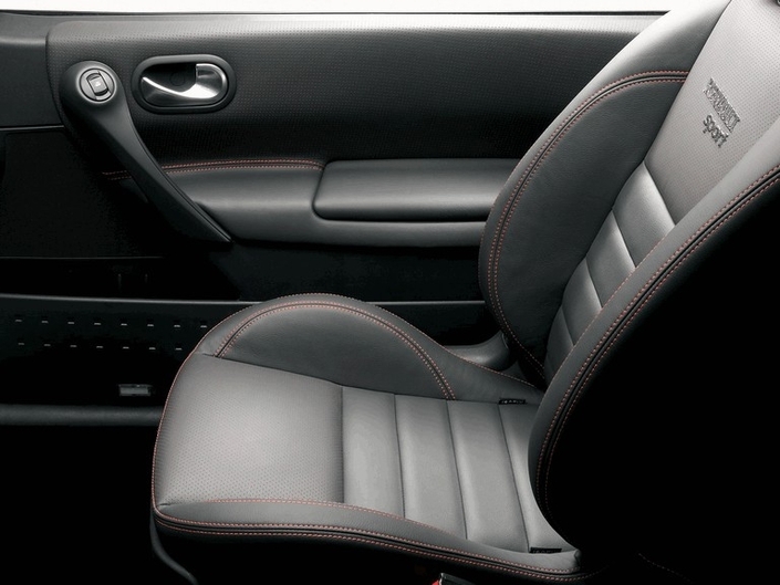 Des sièges renforcés et très confortables équipent la Renault Mégane II RS. 