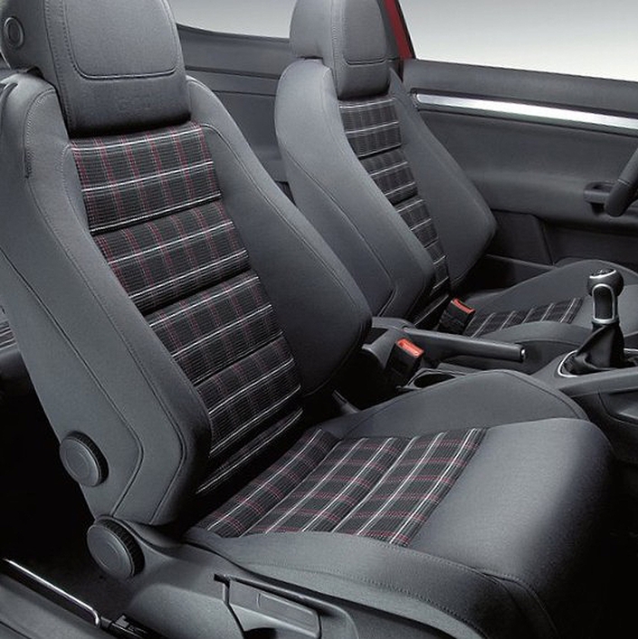 Les sièges Sport de la VW Golf V GTI arborent le motif Tartan typique du modèle, en plus de bénéficier d'épais renforts latéraux.