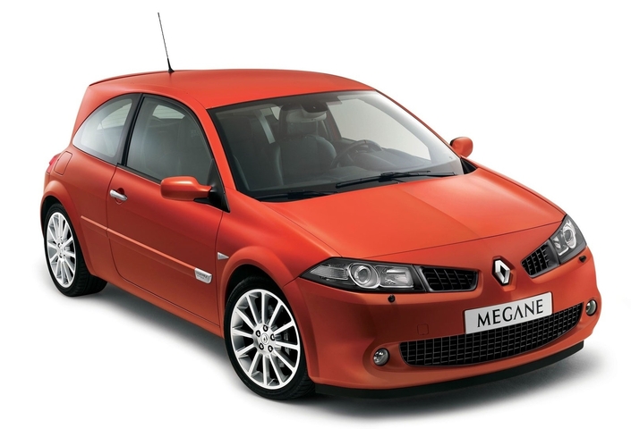 Pour 2006, la Renault Mégane II RS aligne ses projecteurs avec ses calandres et modifie ses réglages de suspension.